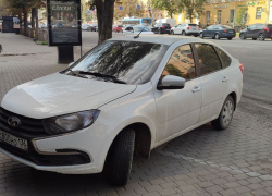 Парковка на полтротуара возмутила воронежцев 