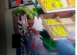 Мама с ребенком украла чужой телефон под камерами наблюдения в воронежском супермаркете 