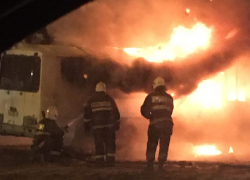 Полное уничтожение маршрутки огнем сняли на видео в Воронеже
