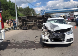 Два человека пострадали в ДТП с перевернувшейся маршруткой в Воронеже