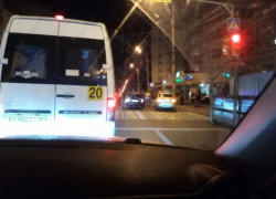 Два пешехода попали под колеса на регулируемой «зебре» в центре Воронежа