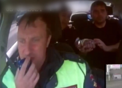 Наложили жгут и отвезли в больницу: госавтоинспекторы выручили поранившего болгаркой руку мужчину в Воронеже