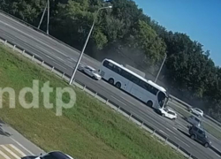Момент столкновения автобуса с легковушками на воронежской трассе попал на видео
