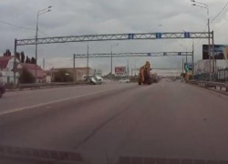 Момент жесткого ДТП с вылетом на отбойник попал на видео в Воронеже