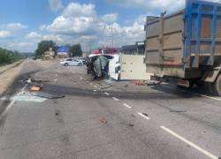 Последствия смертельной аварии с КамАЗом показали на фото под Воронежем 