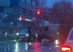 Хаос на дорогах и реки вместо тротуаров: легкий дождик парализовал Воронеж