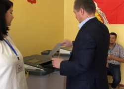 Засовывающий бюллетень в КОИБ кандидат Бурцев попал на видео в Воронеже