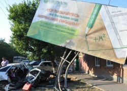 В Ростове «ВАЗ-2112» с воронежскими номерами протаранил рекламный щит: 1 погиб, 1 травмирован