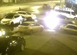 На видео попал момент поджога внедорожника в Воронеже