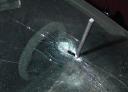 Под Воронежем за дорогой ремонт мобильного телефона парни разбили арматурой машину мастера