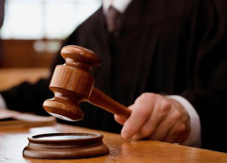 Экс-полицейского уличили в крышевании магазина и обирании подчиненных в Воронежской области