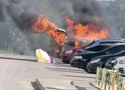Машина загорелась на парковке ЖК под Воронежем – опубликовано видео