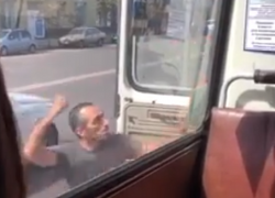 Эмоциональную разборку с маршрутчиком сняли на дороге в центре Воронежа