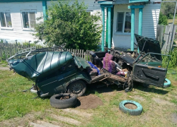 Полицейские показали, что осталось от ВАЗ после лобового столкновения с трактором в Воронежской области 