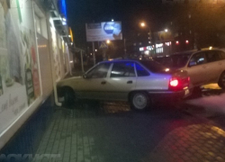 Воронежский автомобилист протаранил магазин «Центрторг» и скрылся