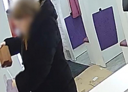 «Хотела сделать подарок»: воровка подменила сумочки и эпично попала на видео в ПВЗ в Воронеже