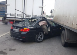 BMW самоуничтожилась о две припаркованные фуры в Воронеже