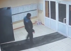  «Сидел на кровати»: незнакомец посреди ночи зашел в чужую квартиру в воронежском ЖК