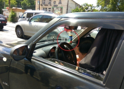 Мотоциклиста из Воронежа прокатила на капоте автоледи, употребляющая водку за рулем