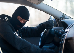 Нелепое поведение водителя Mercedes привело к угону в Воронеже