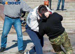 Мужчина накинулся на полицейского и избил его в Воронеже