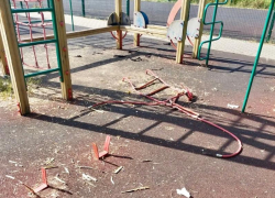 Вандалы разгромили детскую площадку в поселке под Воронежем