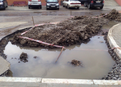 Бьющий из-под асфальта фонтан затопил огромный двор в Воронеже 