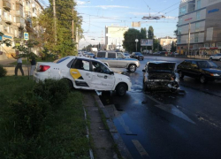 Пассажиры такси пострадали в ДТП у воронежского ТЦ