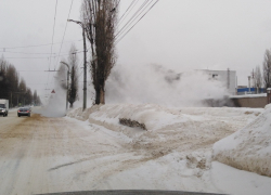 Кипяченый гейзер забил из земли на Космонавтов в Воронеже