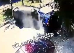 Момент столкновения таксиста с Subaru и Mercedes попал на видео в Воронеже