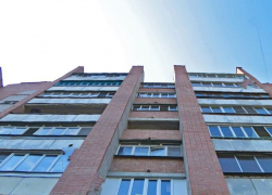 Труп женщины с травмами от падения с высоты нашли у многоэтажки в Воронеже