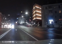 Курьер впечатался в авто на воронежском перекрестке 