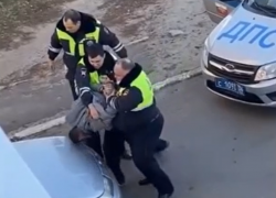 Задержание воронежца, врезавшегося в иномарку с ребенком во время ухода от погони, сняли на видео 