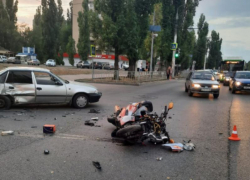  Опубликованы фото с последствиями столкновения мотоцикла и легковушки в Воронеже 