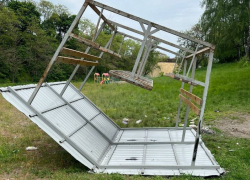 Невиданный разгром устроили вандалы в сквере воронежского Подгорного