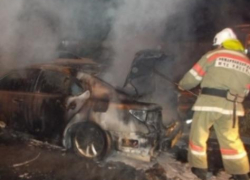 Иномарка премиум-класса Porshe Cayenne полыхала ночью в Воронеже