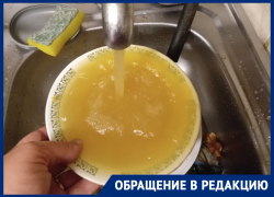 Вода цвета куриного бульона бежит-журчит из крана грустных воронежцев 