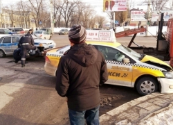 На Левом берегу Воронежа машина такси протаранила автомобиль ГИБДД