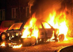 Субботним вечером в Воронеже полностью выгорели два автомобиля