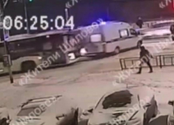 Автобус протаранил скорую на пешеходном переходе в Воронеже