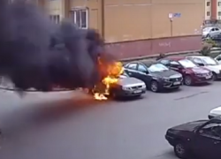Эпичное возгорание Lada Priora попало на видео в Воронеже