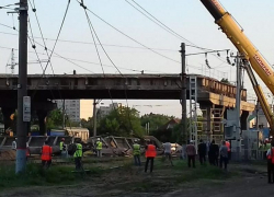 Огромная часть реконструируемого виадука на 9 Января рухнула на ж/д пути