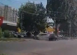 Момент убойного столкновения на перекрестке в Воронеже попал на видео