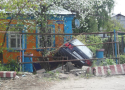 Машина врезалась в жилой дом в Воронеже
