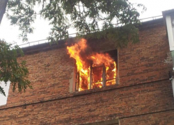 50 воронежцев эвакуировали из довоенного дома из-за пожара