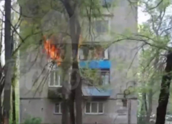 Квартира загорелась в 5-этажном доме в Воронеже – опубликовано видео