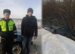 Полицейские временно приютили воронежца в своей машине, чтобы согреть его 