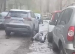«Ребенок на капоте!»: шокирующие кадры дорожного конфликта попали на видео в Воронеже