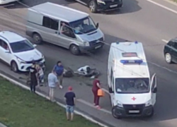 Работу медиков скорой помощи над сбитым велосипедистом сняли на видео в Воронеже 