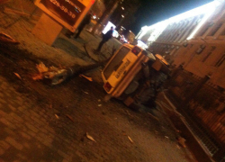 ВАЗ вылетел на тротуар и перевернулся, протаранив дерево в центре Воронежа 